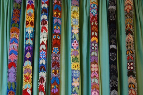 HANDBRODERADE BÄLTEN